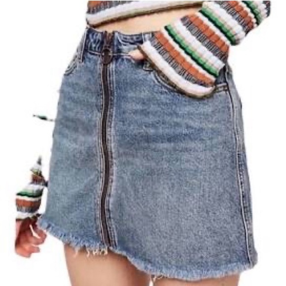 We the Free Free People Denim Frayed Mini Exposed Full Zipper, Circle Pull - Picture 12 of 12